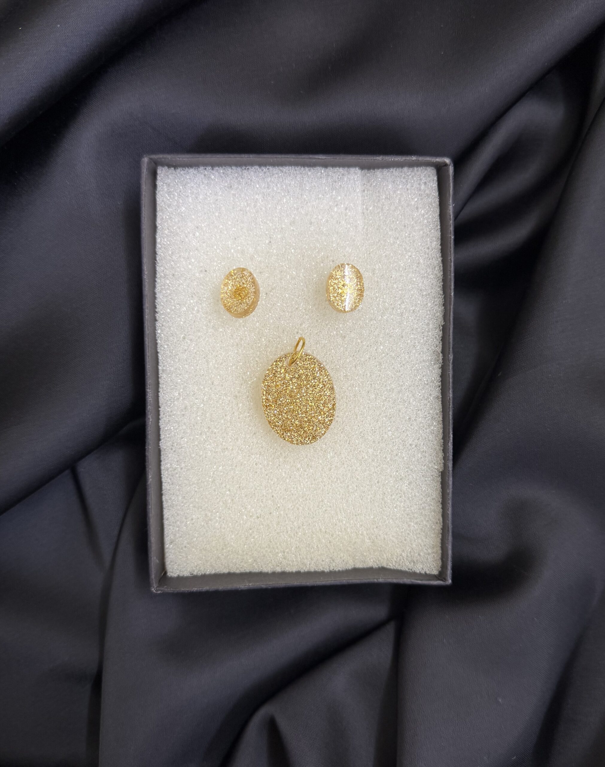 Shimmering Resin Pendant Set 1