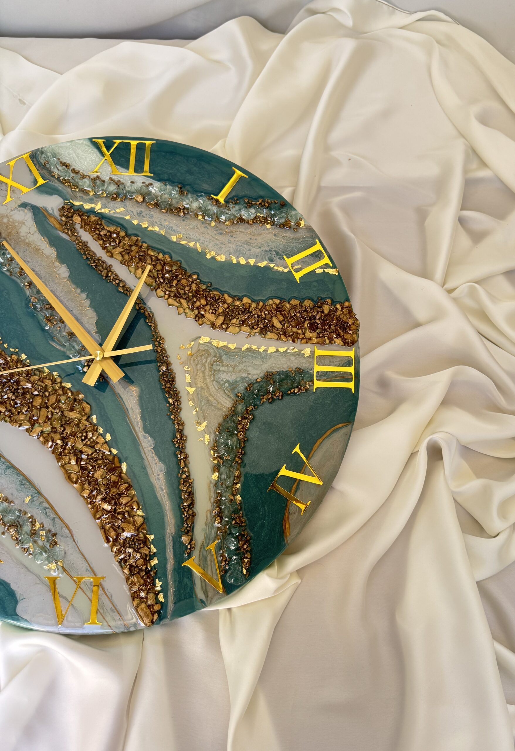 Emerald Geode Resin Clock 1
