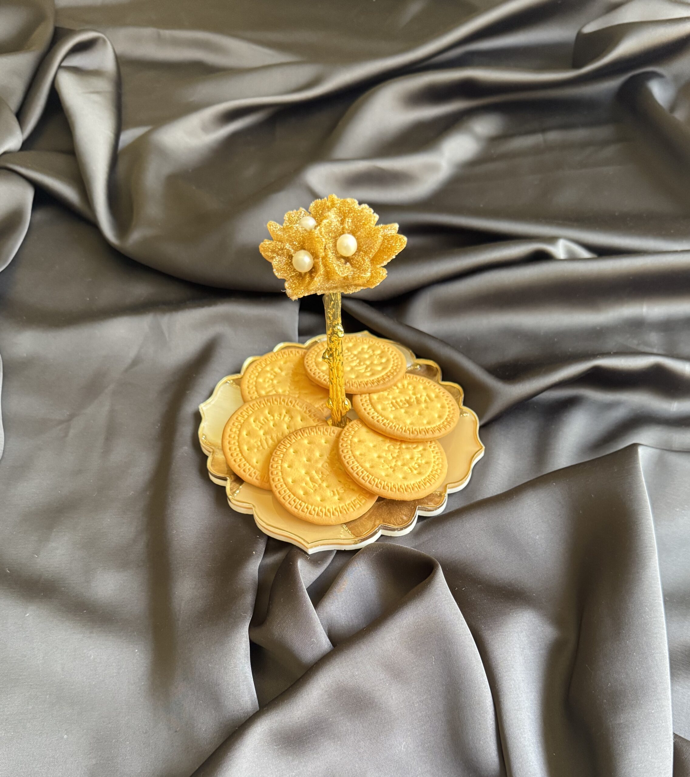 Scalloped Resin Cookie Stand 1